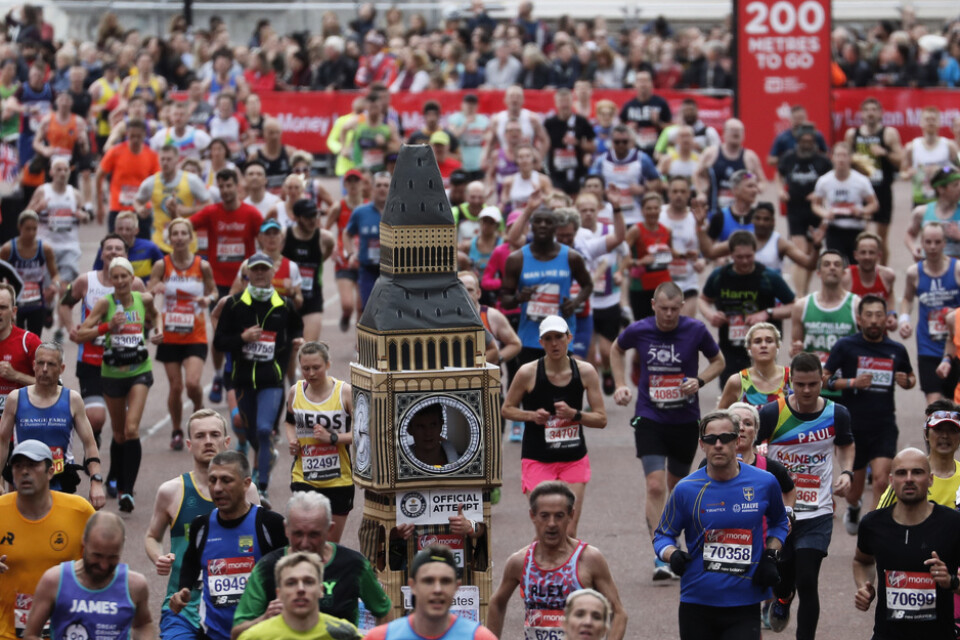 En stor klunga löpare i London Marathon 2019. Arkivbild.
