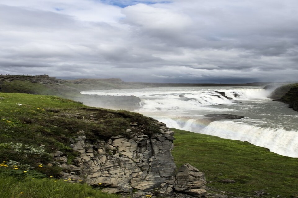 Vattenfallet Gullfoss är ett populärt turistmål på Island. Landets viktiga näring drabbas hårt av krisande flygbolag. Arkivbild.