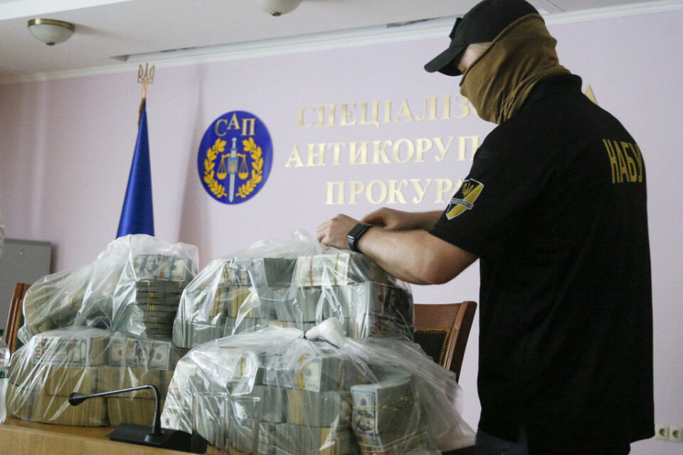 Det rekordstora kontantbeslaget visas upp på en presskonferens i ukrainska Kiev.