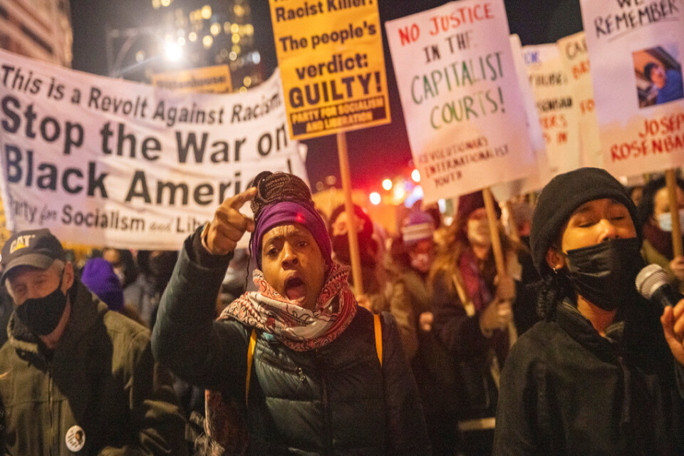 Demonstranter protesterar i New York efter den friande domen.