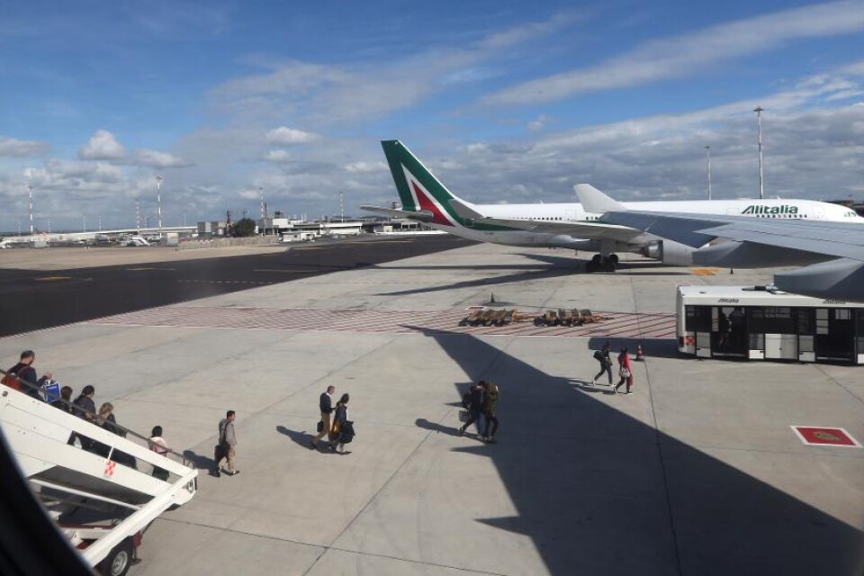 Alla avgångar från Romflygplatsen Fiumicino har ställts in på grund av en brand i närheten, meddelar flygbolaget Alitalia enligt nyhetsbyrån Ansa. Även ankommande plan påverkas, säger flygplatskällor. Tjock rök lade sig under eftermiddagen över Fiumici