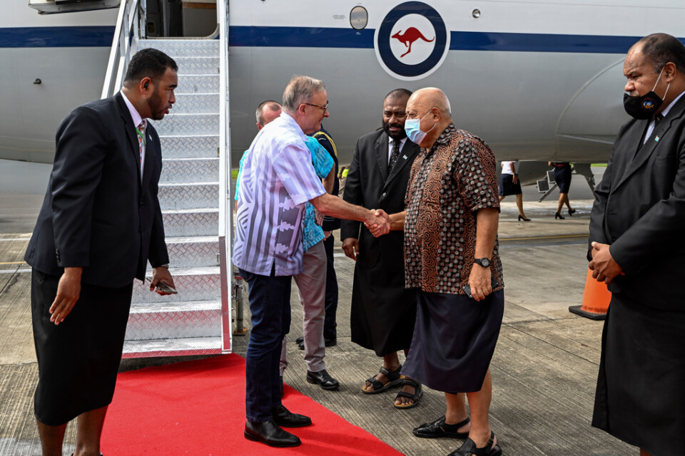 Australiens premiärminister Anthony Albanese skakar hand med Ratu Inoke Kubuobola, Fijis särskilda Stillahavssändebud, vid ankomst till den fijianska huvudstaden Suva i juli. Arkivbild.