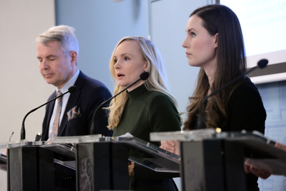 Finlands regering tillkännager nya åtgärder mot coronaviruset vid ännu en presskonferens. Från vänster: utrikesminister Pekka Haavisto, inrikesminister Maria Ohisalo och statsminister Sanna Marin.