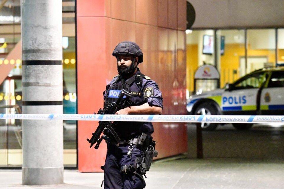 En man i 25-årsåldern har skjutits i Malmö. Ingen misstänkt har gripits. Mannen kördes in till sjukhus i en privat bil, uppger polisen. - Vi har fått in samtal om att flera skott ska ha hörts, men hur många är för tidigt att bekräfta, säger polisens p