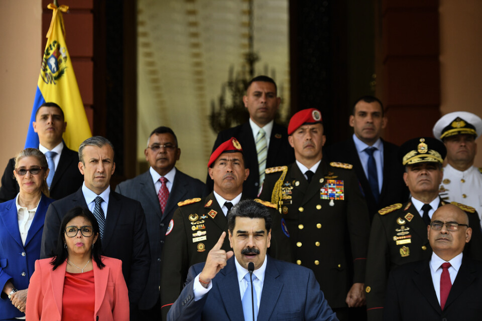 EU backar ett förslag från USA om att en övergångsregering bildas i Venezuela för att bryta det politiska dödläget. Men president Nicolás Maduro (längst fram i mitten) förkastar förhandlingspropån. Arkivbild.
