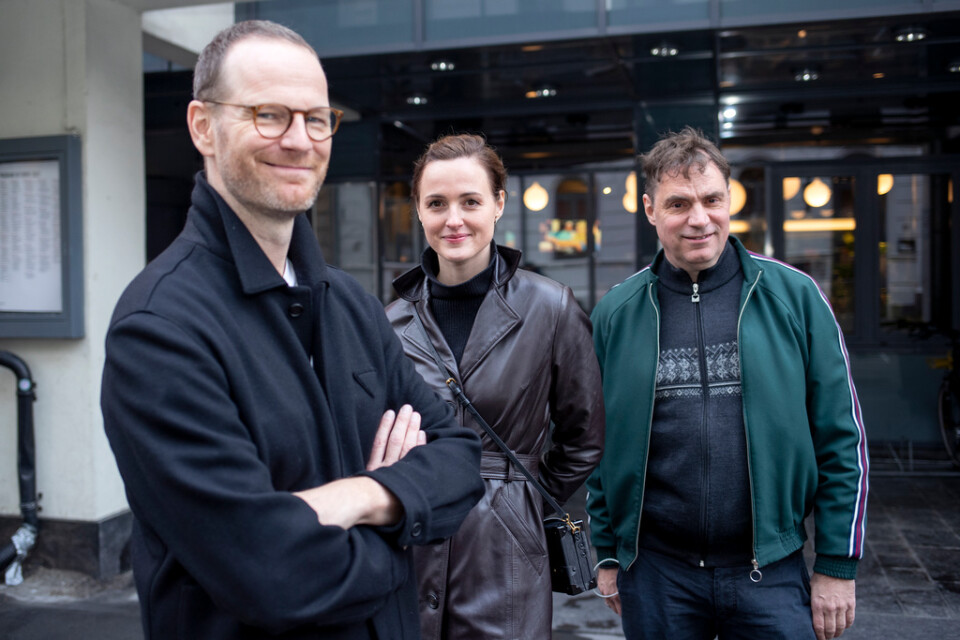 Joachim Trier tillsammans med skådespelarna Renate Reinsve och Thomas Robsahm när det blev klart att "Världens värsta människa" utsetts till Norges Oscarsbidrag.