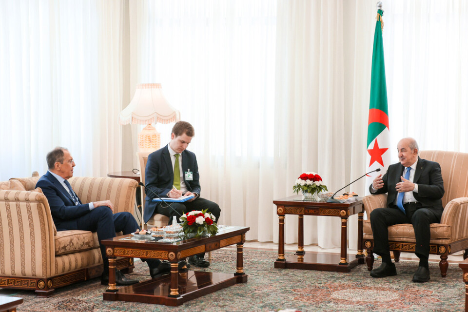 Rysslands utrikesminister Sergej Lavrov (vänster) på besök hos Abdelmajid Tebboune i presidentpalatset i Alger, den 10 maj. Arkivbild som har distribuerats av Rysslands utrikesdepartement.