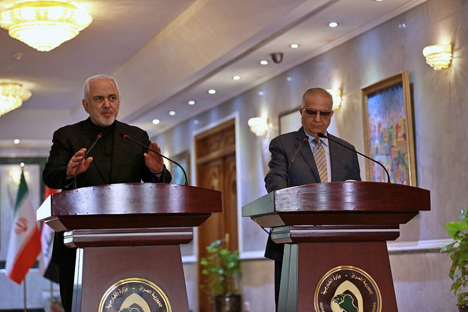 Irans utrikesminister Mohammad Javad Zarif (till vänster) vid en presskonferens med Iraks utrikesminister Mohammad Ali al-Hakim.