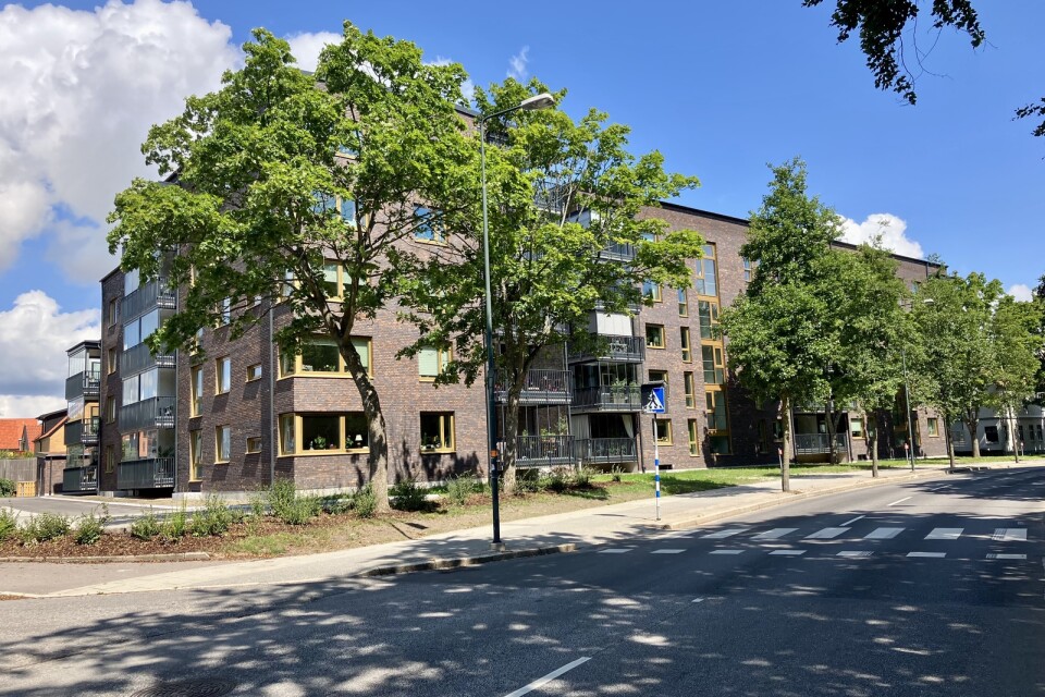 Lenys nybyggda hyreshus längs Kyrkogårdsgatan i Ystad är exempel på de ”fyrkantiga lådor” enligt Lars Tostemars inändare tidigare och som nu får medhåll av Carl Bengtsson.