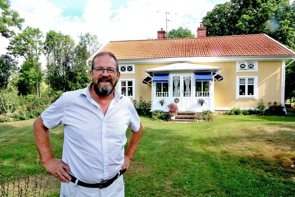 Gunnar Andersson (M) är fotograferad framför sitt hem i Mjäldrunga. ”Allt handlar inte om centralorten”.