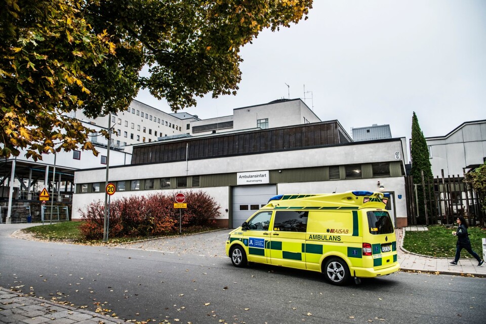 Ambulans framför Södersjukhusets ambulansinfart.