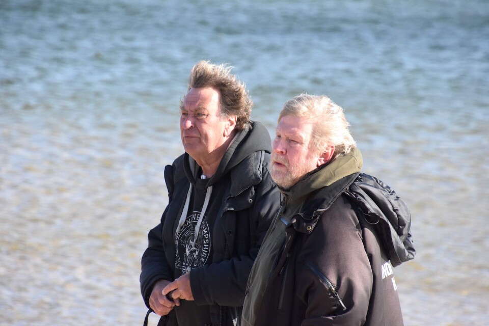 Richard Hobert och Rolf Lassgård i den hårda vinden på stranden.