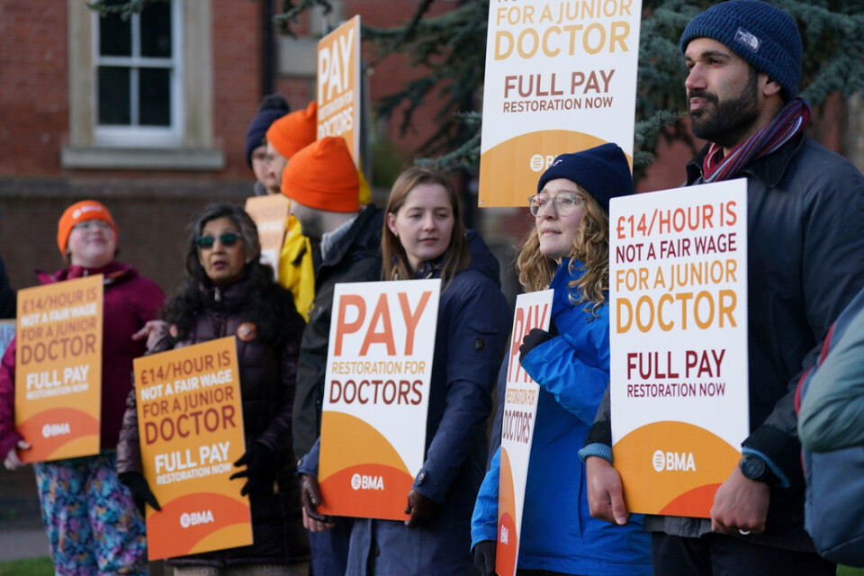 AT-läkare inom den brittiska vårdapparaten NHS strejkar. Här demonstrerar flera av dem utanför ett sjukhus i Leicester på tisdagen.
