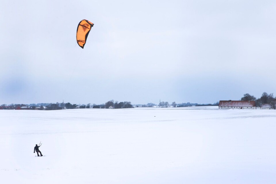 Med snowboard och kiteskärm ”surfade” Mariusz Szczpaniec fram över åkern vid Alstad.