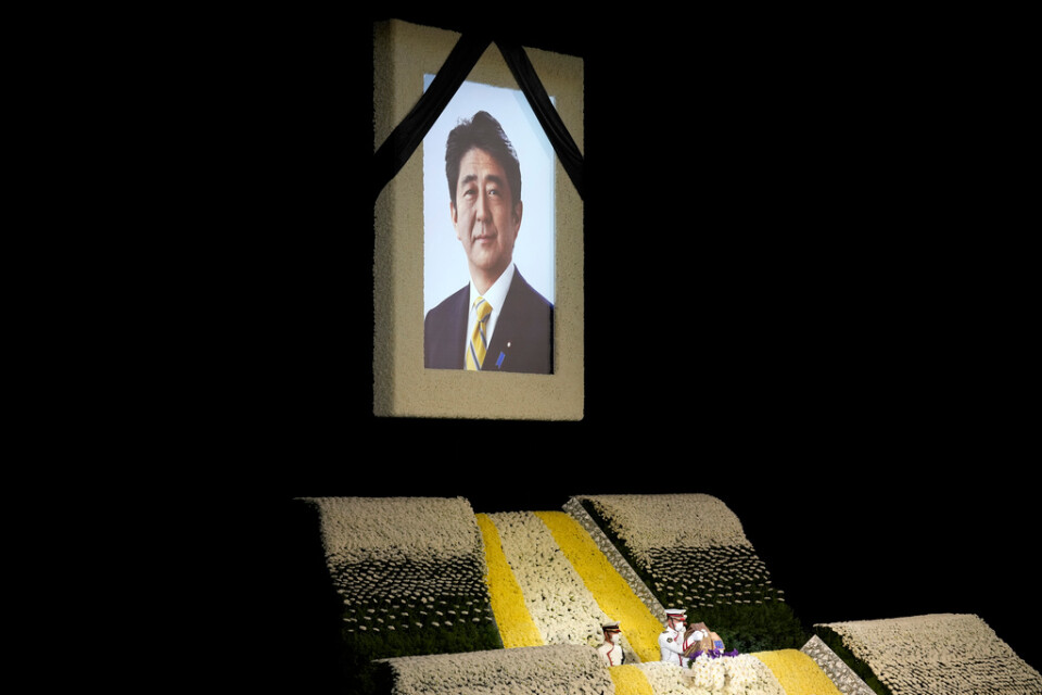 Shinzo Abes porträtt vakar över hans statsbegravning den 27 september förra året.