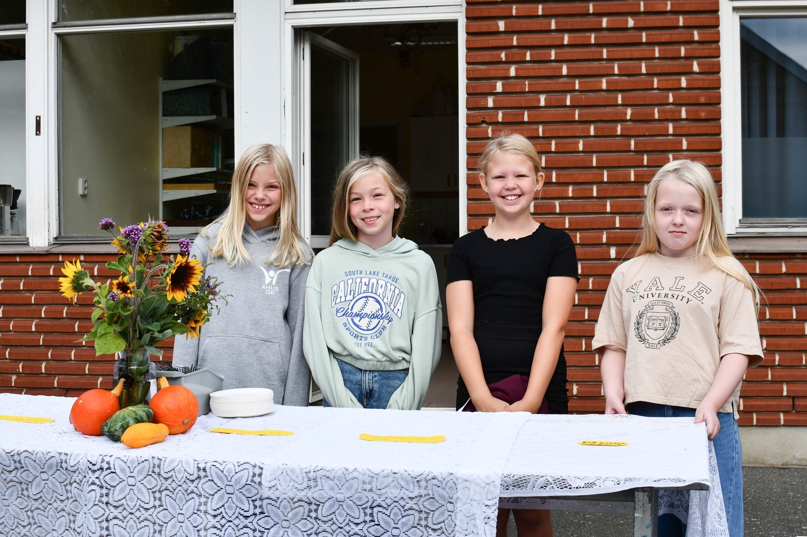 Ellen Malmqvist, Amanda Nordén, Maj Olhed och Ester Noredal från årskurs fyra skötte serveringen på skördefesten