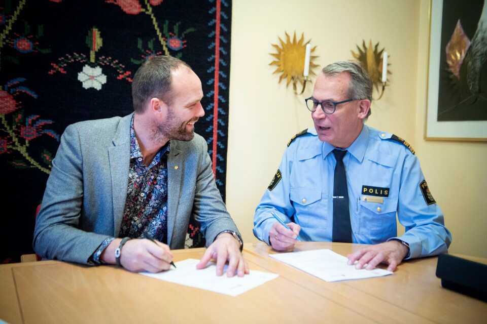 Daniel Berg (S), vice ordförande i det lokala brottsförebyggande rådet undertecknar medborgarlöftet tillsammans med lokalpolisområdeschef Anders Knutsson.