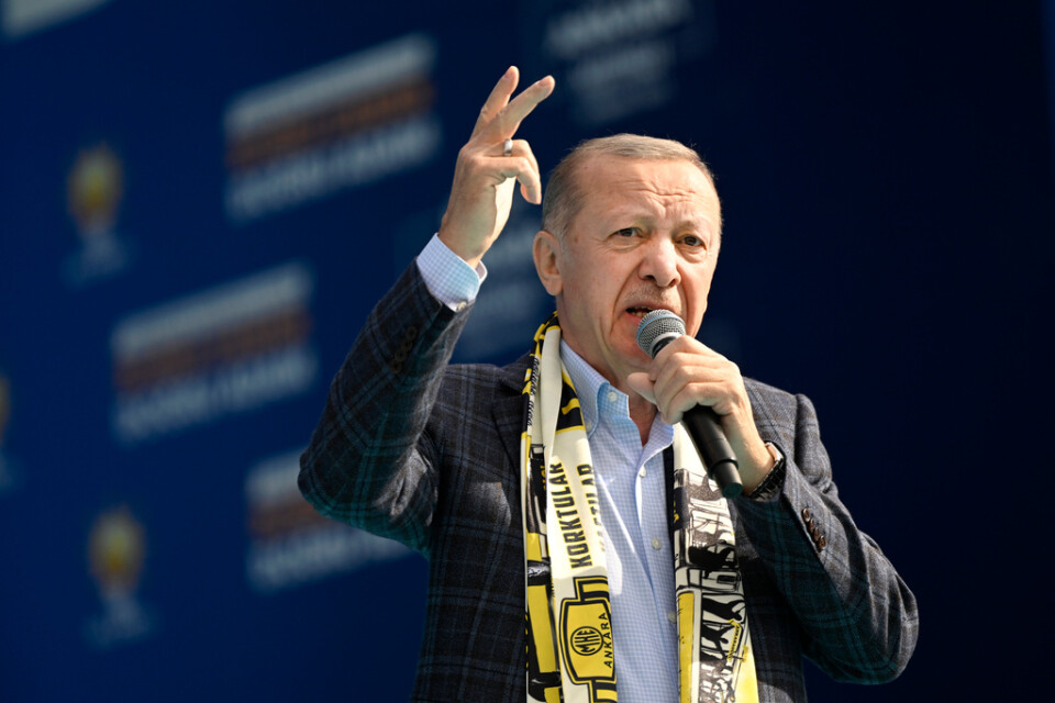 Turkiets president Recep Tayyip Erdogan under ett valmöte i Ankara två veckor före valet. Hans budskap får stort utrymme i landets medier.