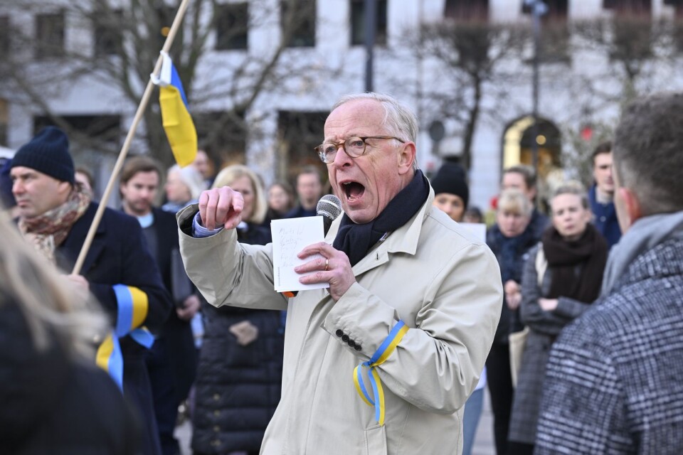 Gunnar Hökmark talar  vid Moderaternas demonstration på Norrmalmstorg under fredagen till stöd för Ukraina.