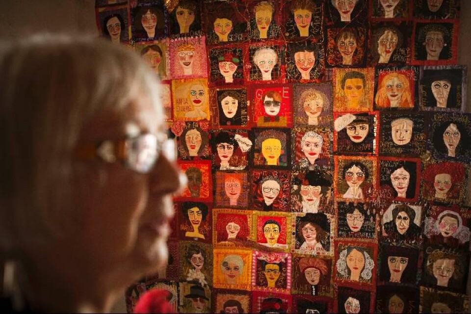 Ulva Ugerup framför sina porträtt av kända tanter. – Doris Lessing var roligast att göra. Hon är min favorit, säger hon.