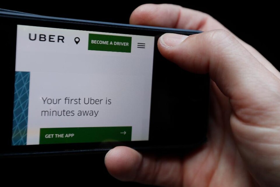Uber är inte en digital tjänst utan en taxitjänst. Det slår EU-domstolen i Luxemburg fast. Beslutet välkomnas av Transportarbetareförbundet och Taxiförbundet. Samtidigt innebär domen inga direkta förändringar i Sverige. Protester mot företaget och dess