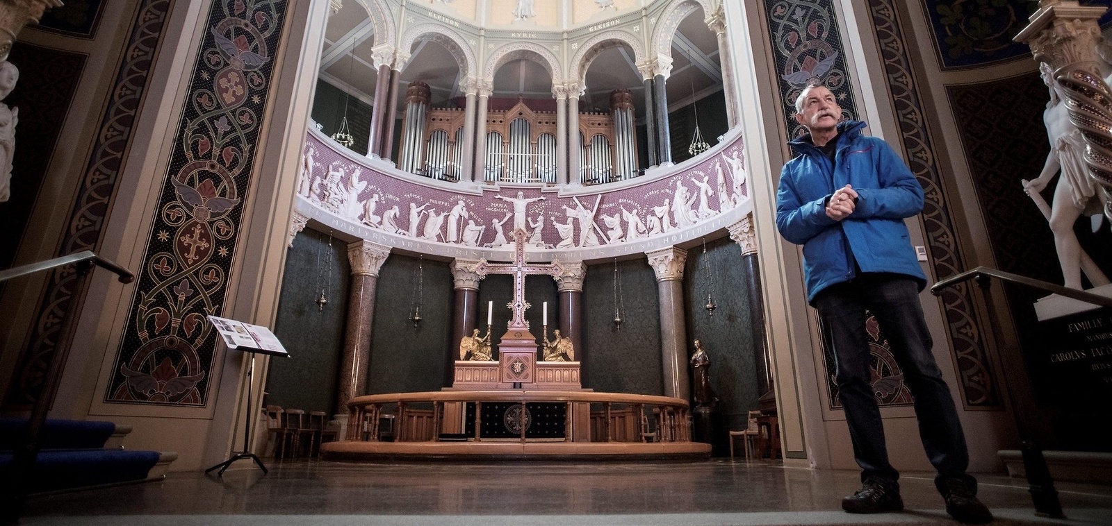 Kyrkoherden Frank Björn Christensen berättar om sin vackra kyrka.
Foto: Jörgen Johansson