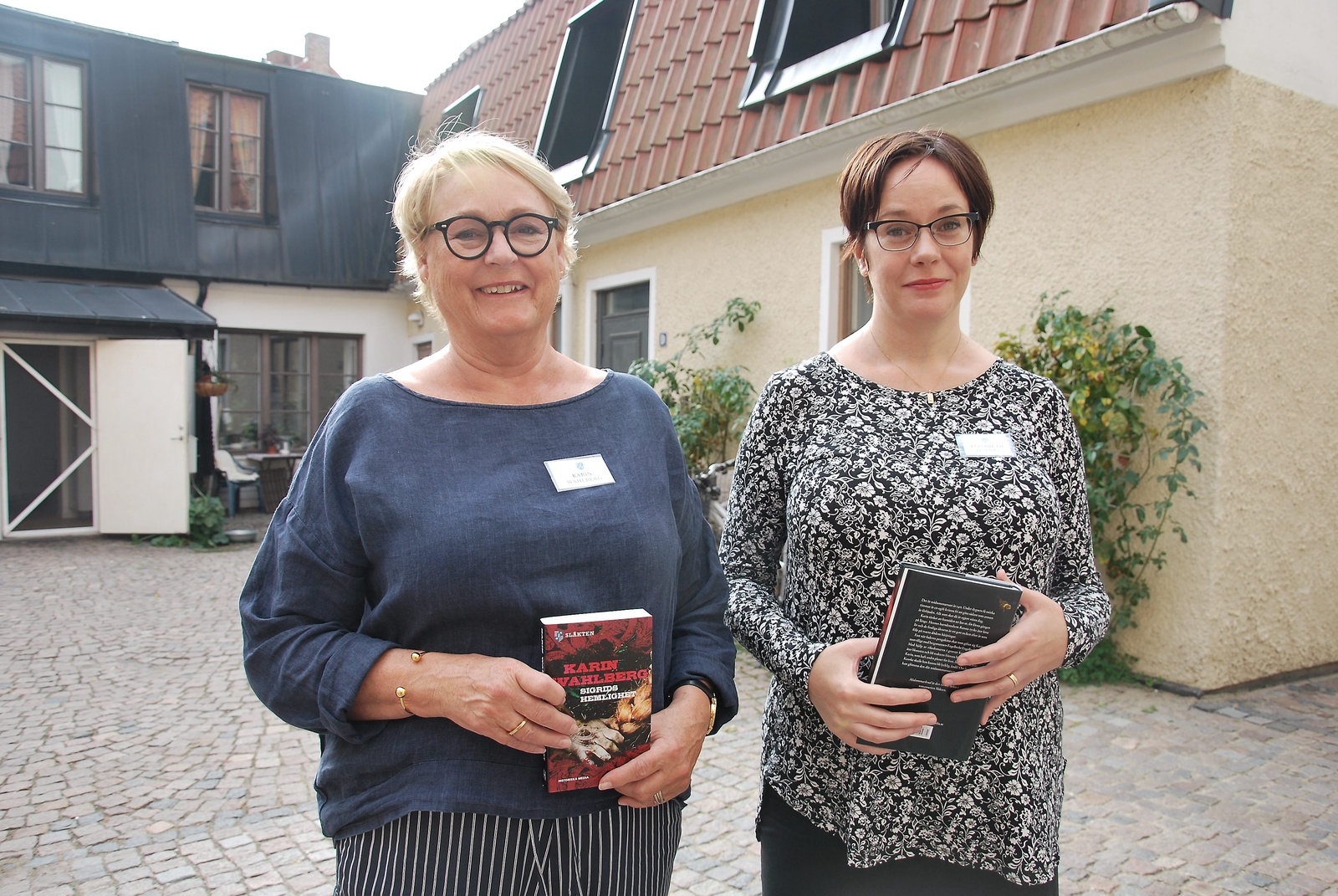 Karin Wahlberg och Elisabeth Östnäs är två av de tio författarna som skrivit var sin bok i Släkten-serien. Foto: Matilda Arborelius