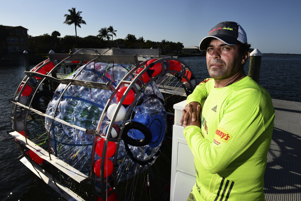 Reza Baluchi med ett ekorrhjul för persontransport över oceaner i ett försök 2016. Arkivbild.