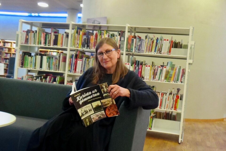 Ella Styf på Växjö stadsbibliotek ger ut sin bok "Kuriosa ur gömmorna", som baseras på hennes podd Kronobergspodden.