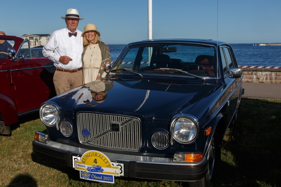 Förre Volvochefen Leif Johansson, numera styrelseordförande för Astra Zeneca med hustru Eva, vid en Volvo 164 från 1974, en bilmodell han själv varit med och byggt i början av 1970-talet.
