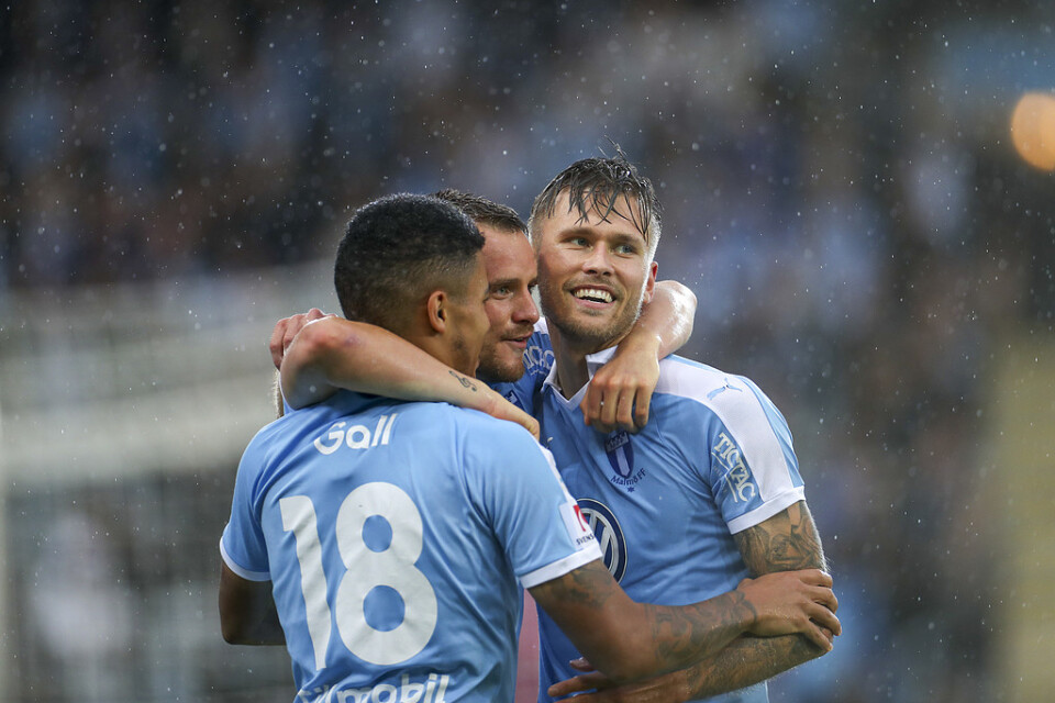 Malmö FF:s Arnór Traustason (till höger) klappas om av Romain Gall och Eric Larsson efter ett av islänningens två mål mot Falkenberg. MFF vann med hela 5–0.