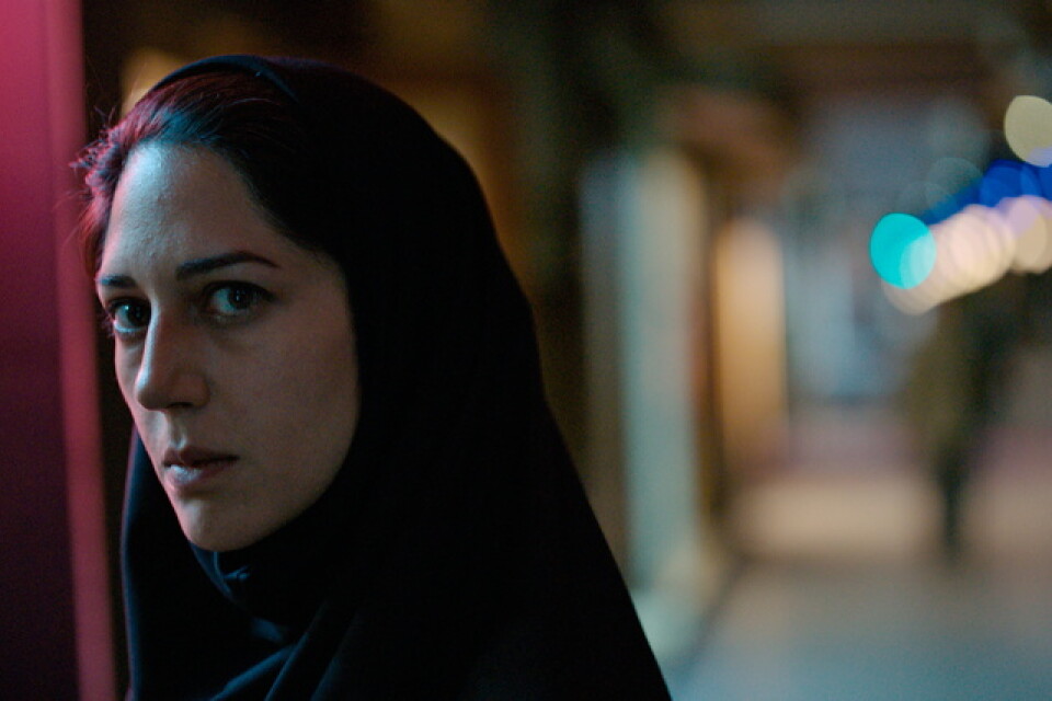 Zar Amir Ebrahimi spelar journalisten Arezoo Rahimi som bevakar utredningen av en seriemördares framfart i Iran.