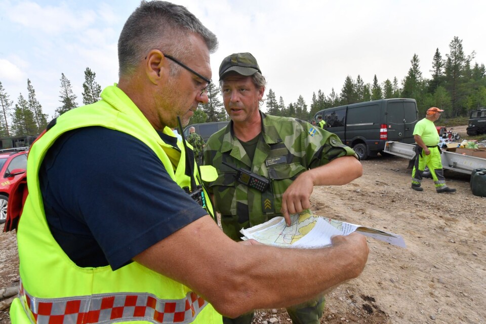 Insatsledare Thomas Reichert och Erik Wallberg i arbete vid storbranden vid Älvdalens skjutfält i Dalarna.