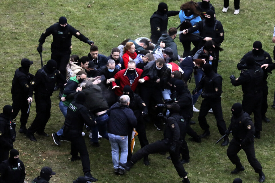 Belarusiska poliser angriper demonstranter i huvudstaden Minsk på söndagen.