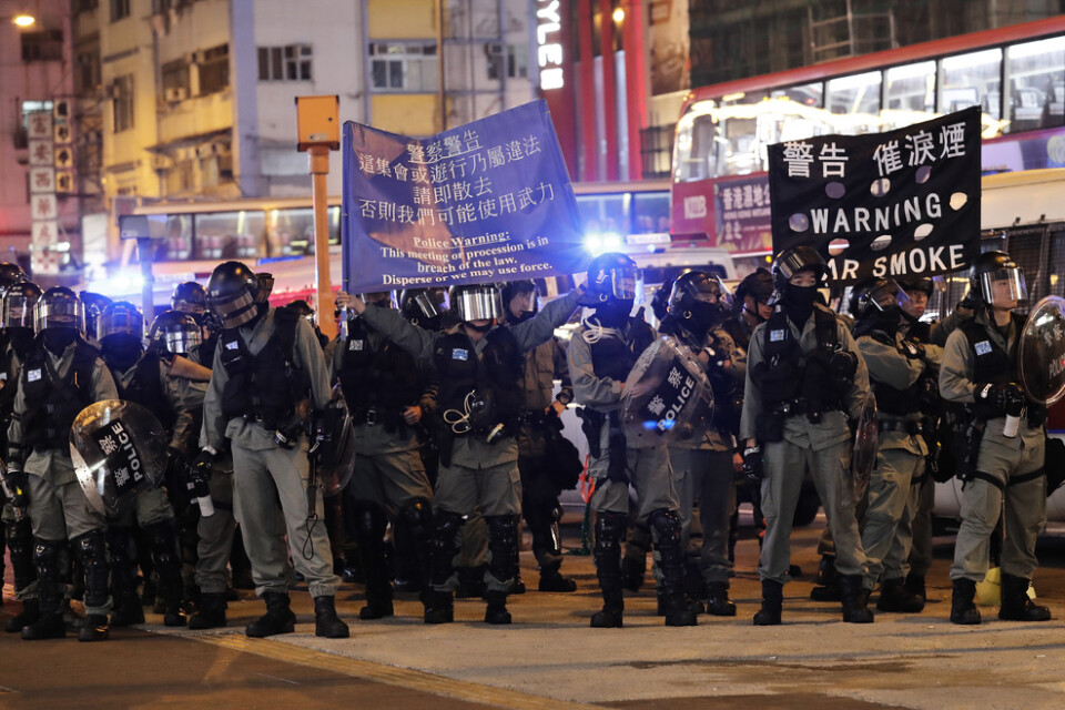 Kravallutrustad polis i Hongkong.