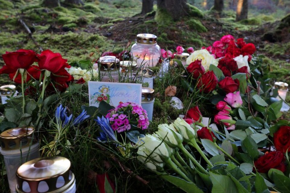 Vid platsen där kvinnans kropp hittades samlades deltagarna för att i tystnad lämna blommor och tända ljus.