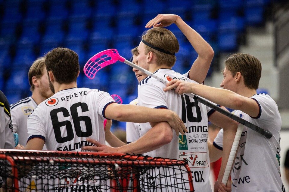 Växjös Philip Fox jublar efter 1-4 under kvartsfinal 3 i SM-slutpelet i innebandy mellan Storvreta och Växjö den 23 mars 2021 i Uppsala.