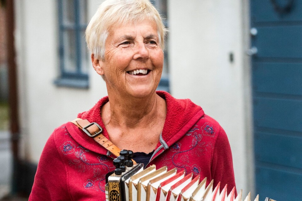 Ulla Ekvall är själv musiker och medlem i spelmanslaget Knutsgården. Namnet kommer från den gård som hennes farföräldrar hade i Åhus.