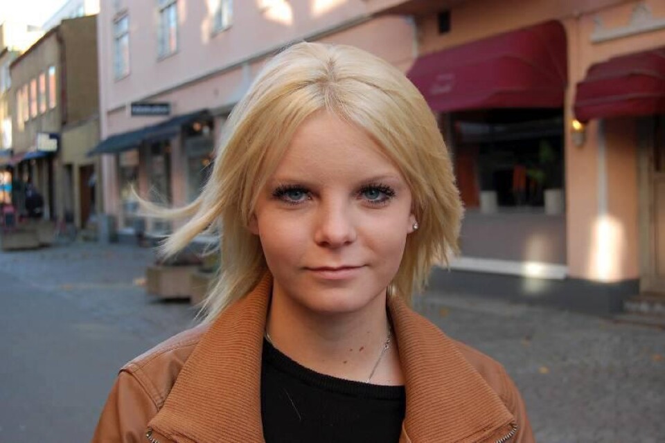 Elin Svensson går regelbundet till frisören för att få bort sitt gröna hår.