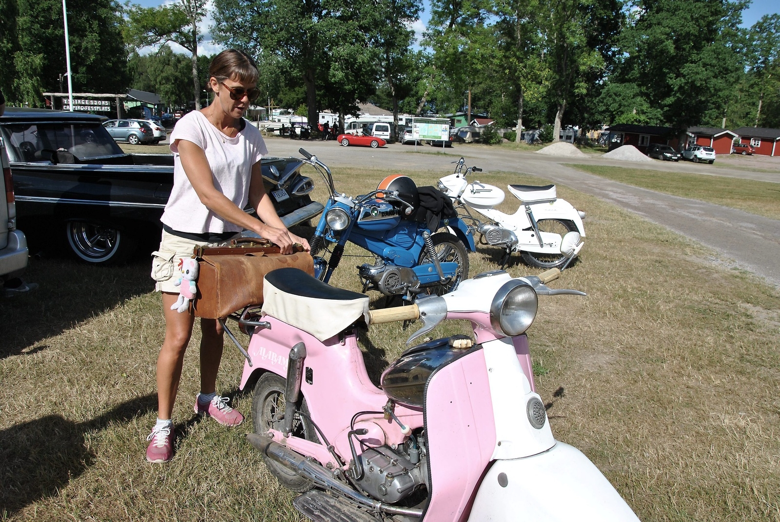 Åsa Boström, Tosteberga, kom med sin läcka rosa moped. Foto: Maja Ögren Andersson