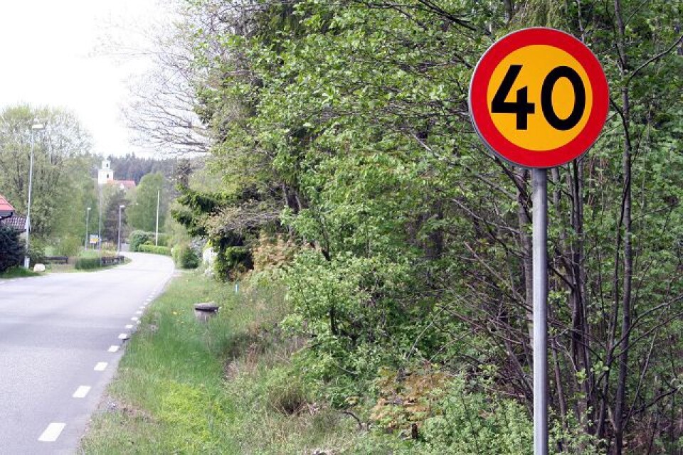 Visseltofta har fått sina nya 40-skyltar. Nu hoppas Visseltoftaborna att bilisterna sänker hastigheten genom byn. Foto: Helén Fingalsson