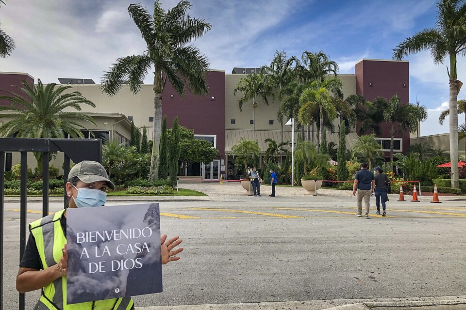 Utanför jättekyrkan King Jesus i sydvästra Miami i Florida samlas oroliga Trumpanhängare för bön och gudstjänst. Det var här den republikanske presidenten i januari höll ett jättelikt bönemöte och många i församlingen har höga tankar om honom.