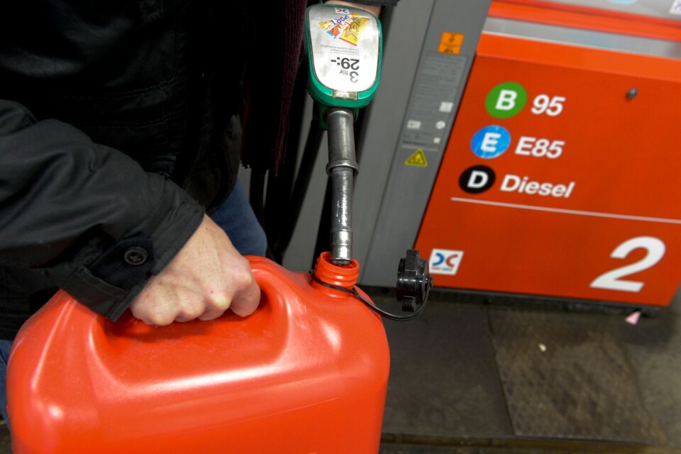 STOCKHOLM 20121105 - En person fyller på bensin i en bensindunk på en bensinstation. 
Foto Pontus Lundahl / SCANPIX / kod 10050