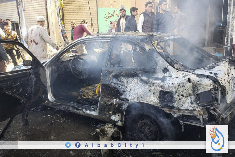 Människor bevittnar förödelsen efter bilbomsdådet i al-Bab i Syrien den 16 november. Bilden kommer från en oppositionell aktivistgrupp, men bildens äkthet har verifierats av nyhetsbyrån AP via andra källor.