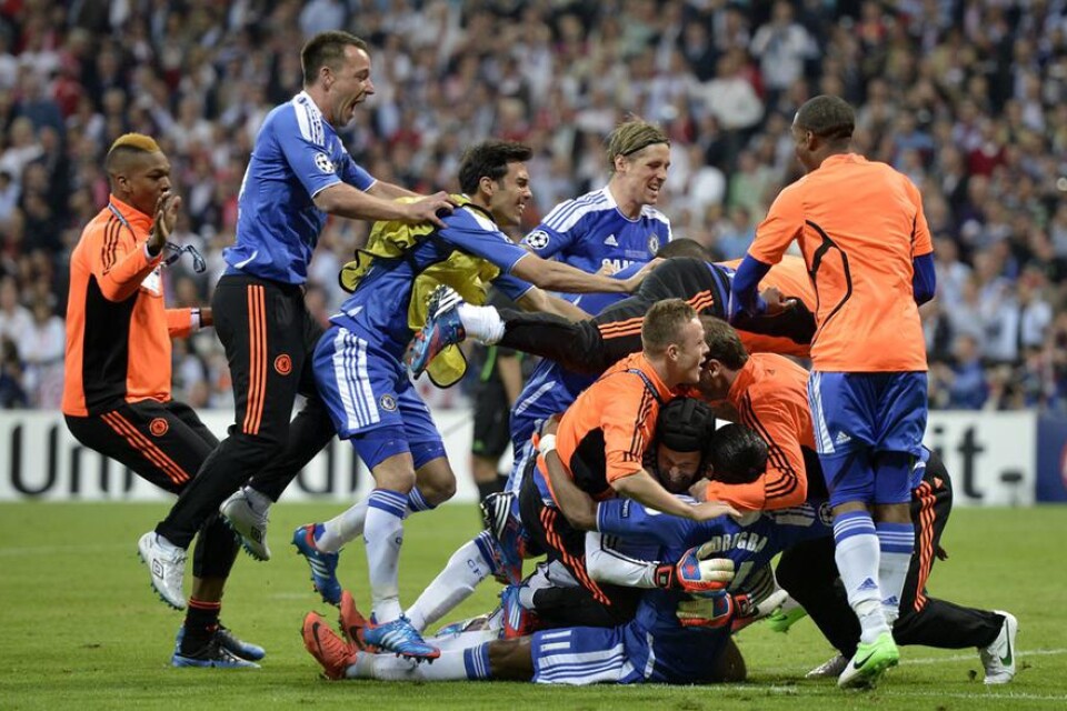 Chelseaspelarna firar klubbens första Champions league-titel.
