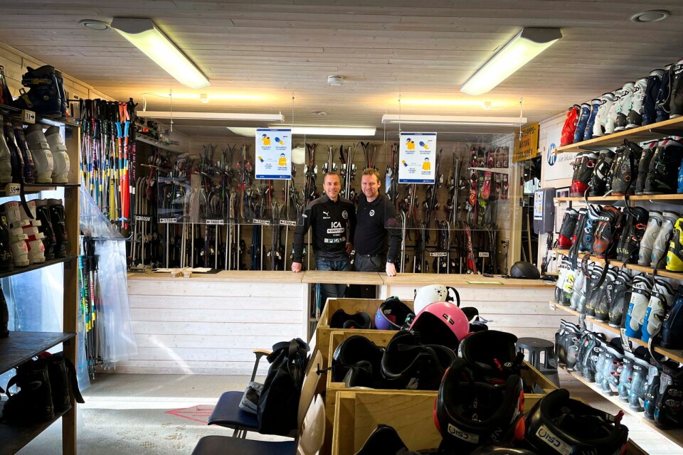 Marcus Petersson och Patrik Couchér från Nybro slalomklubb skötte uthyrningen av skidutrustningen.
