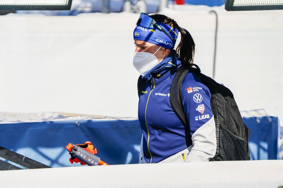 Charlotte Kalla fick bryta sitt första lopp i karriären i tremilen i VM i Oberstdorf.