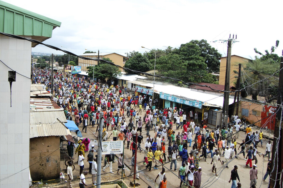 Demonstranter på väg till den idrottsarena i Guineas huvudstad Conakry där säkerhetsstyrkor genomförde en massaker 2009. Arkivbild.