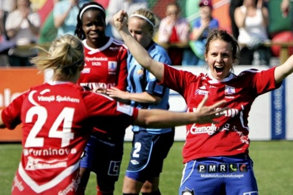 Vittsjös Johanna Andersson jublar. Hemmalaget vann med 4-1 i söndagens match mot Djurgården. Foto: Stefan Sandström