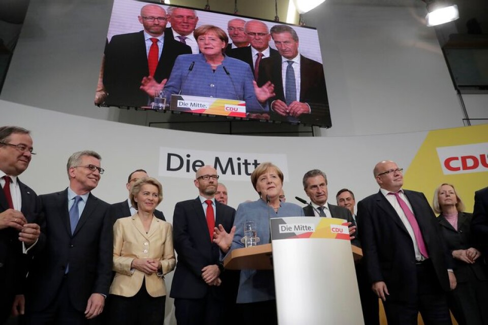 Angela Merkel talar till partiaktiva och anhängare under valkvällen.